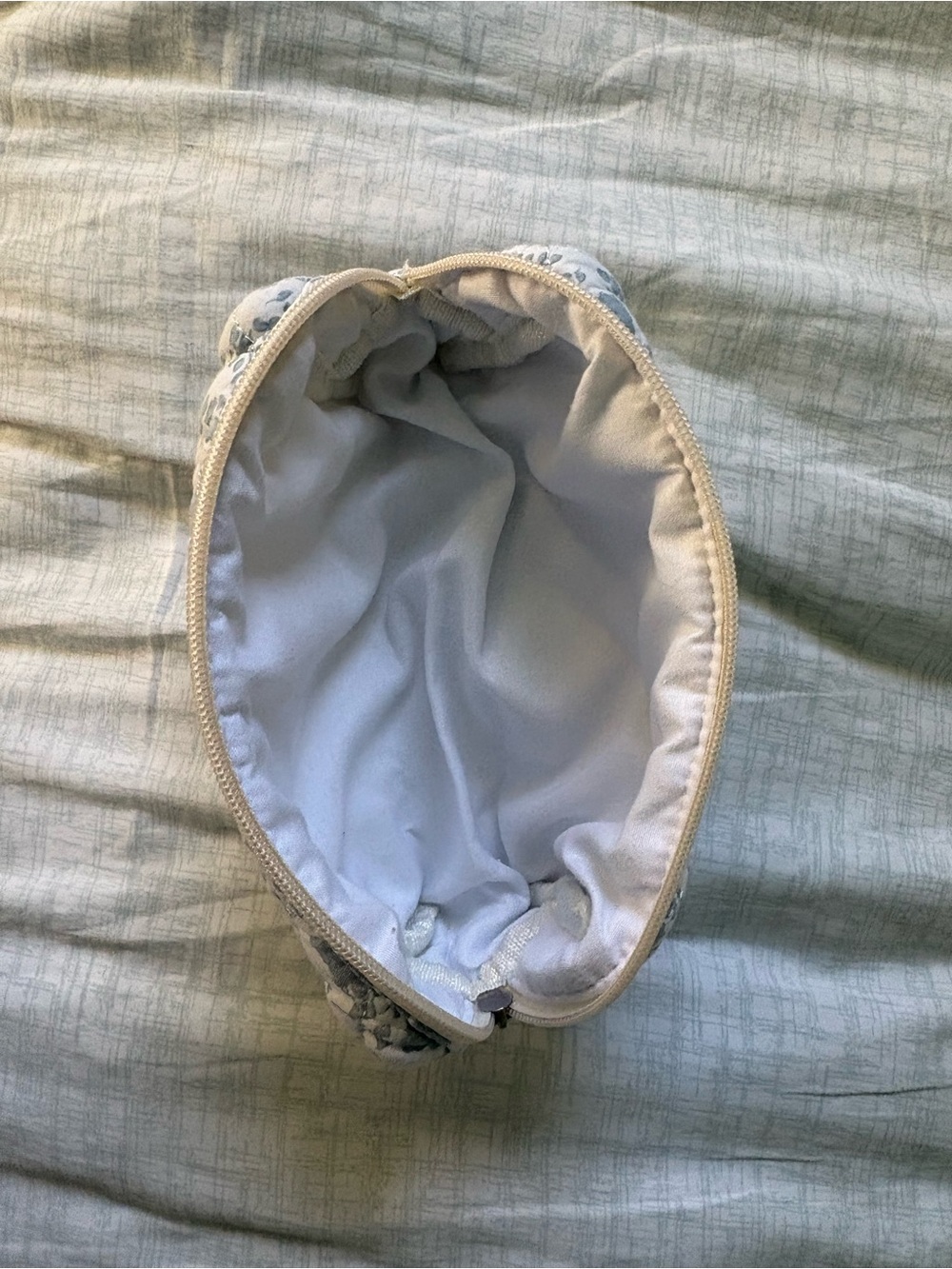 Cosmetic pouch - Picture 2 of 4